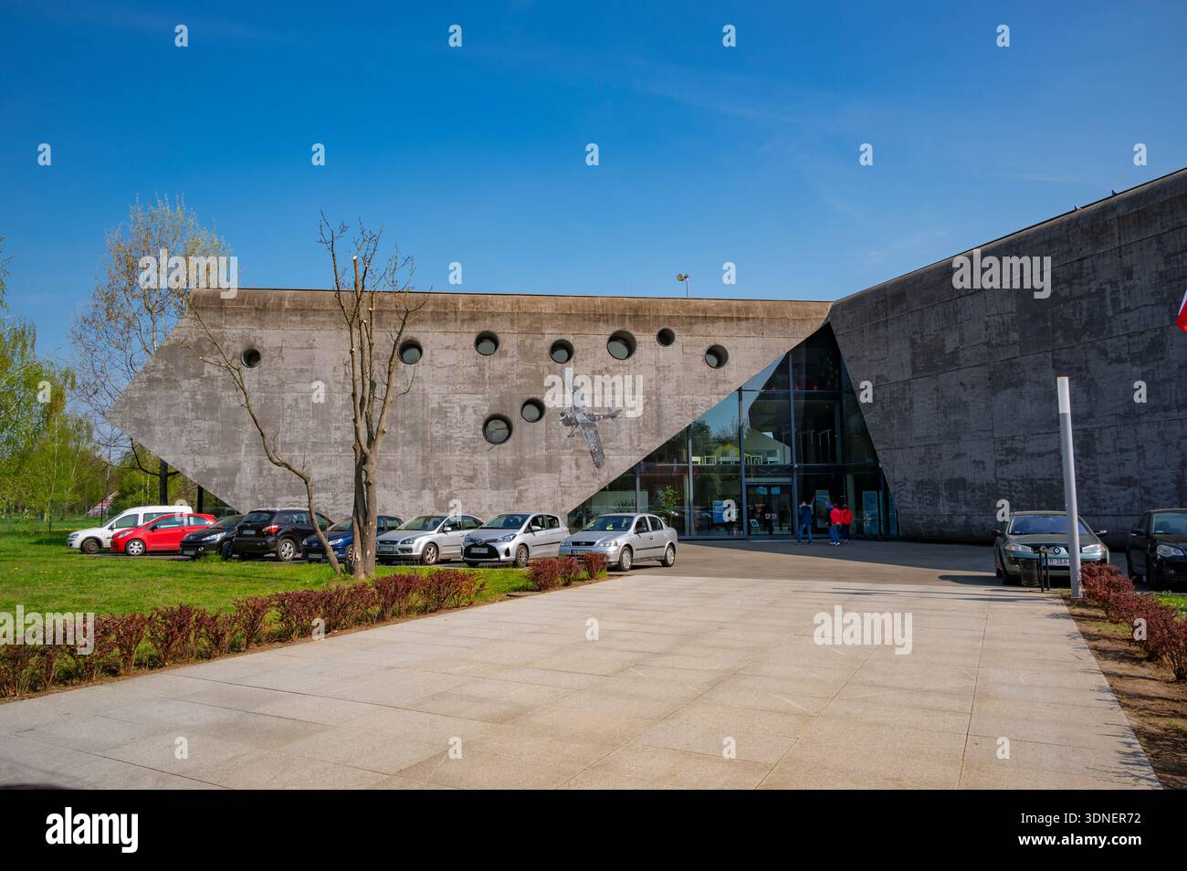 Blick auf das polnische Luftfahrtmuseum , ein großes Museum für historische Flugzeuge und Flugzeugmotoren in Kraków, Polen. Stockfoto