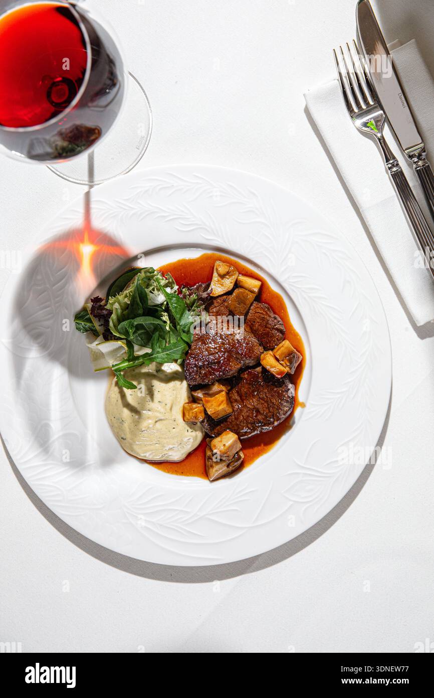 Geschmortes Rindfleisch mit Pilzsauce und Püree Stockfoto