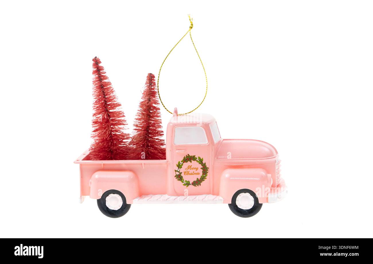 weihnachtsschmuck und Autospielzeug mit Baum präsentieren einen isolierten weißen Hintergrund. frohe weihnachten Konzept. Stockfoto