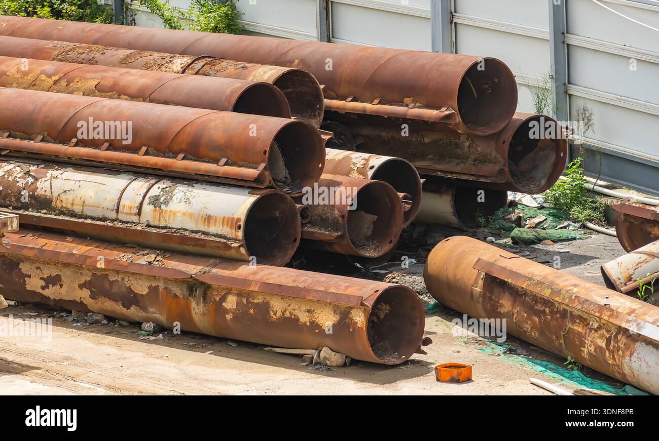 Rostige Rohre aus Industrieisen mit großem Durchmesser, die für die Installation bereit sind Stockfoto