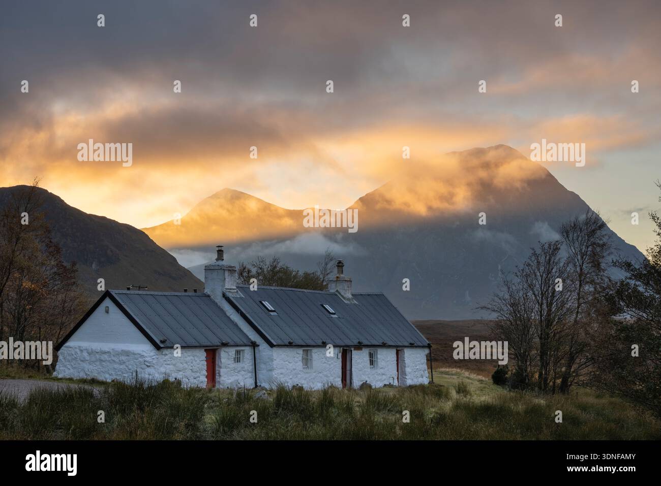 Black Rock Cottage und Buachaille Etive Mor Berg bei Sonnenuntergang, Glencoe, Schottland. Herbst (Oktober) 2025. Stockfoto