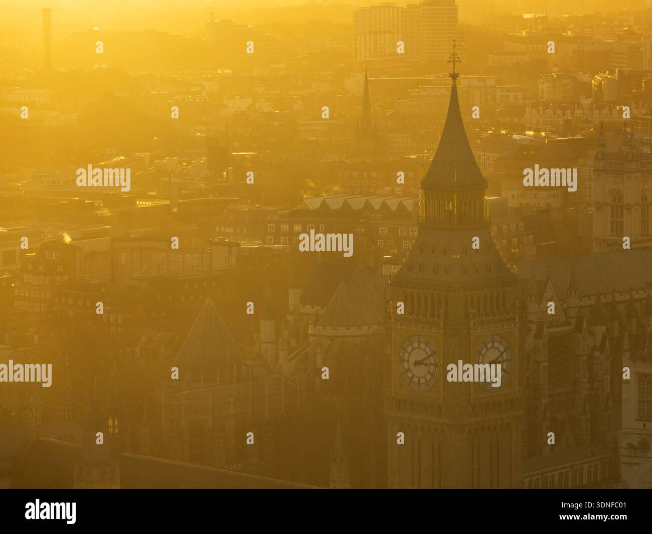 Sonnenuntergang über Big Ben und den Houses of Parliament, vom London Eye aus gesehen, London, Großbritannien. Winter (Dezember) 2025. Stockfoto