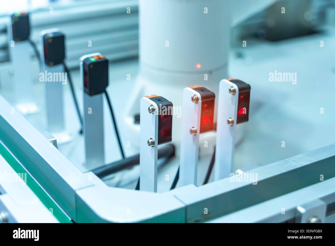 Wandler am Industriemaschinen-Roboter in der Montagelinie, die im Werk arbeitet. Smart Factory Industry 4,0-Konzept. Stockfoto