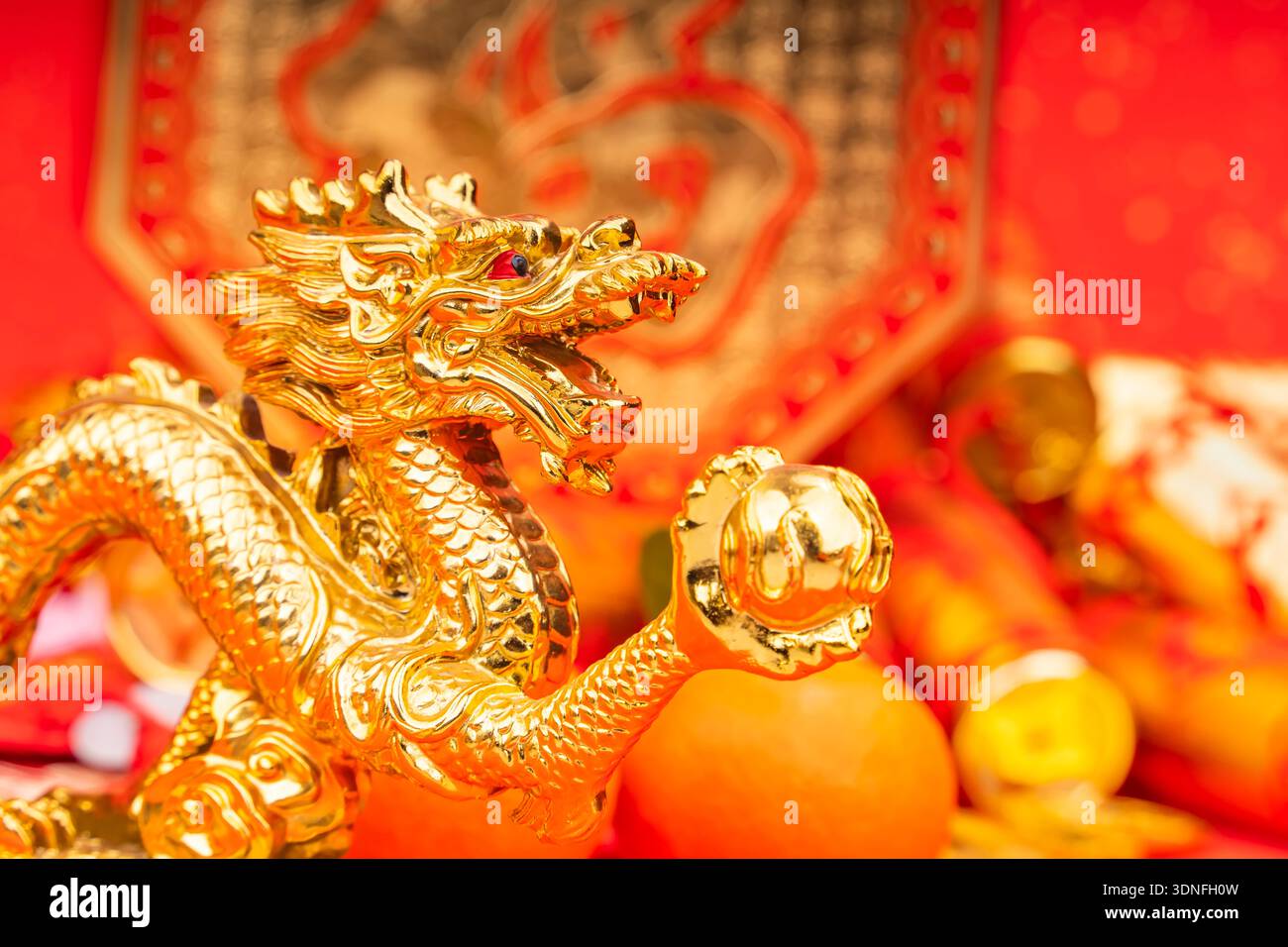 Traditionelle chinesische goldene Drachenstatue Stockfoto