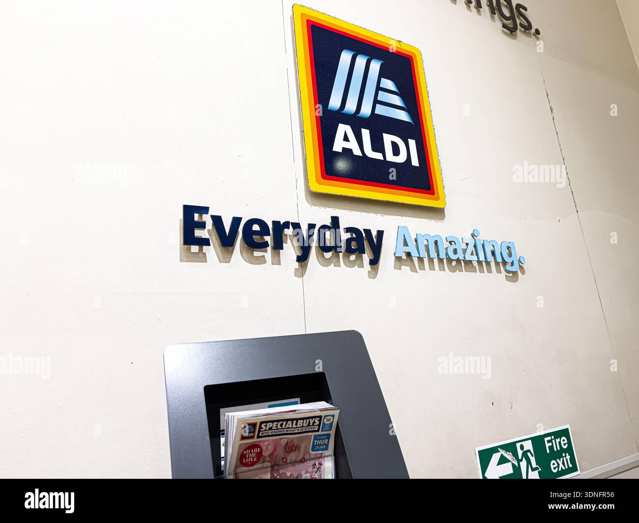 Manchester, Großbritannien - 22. Januar 2026: Helles Aldi Branding mit dem Everyday Amazing Slogan an einer Wand in Manchester, UK, Retail Signage. Stockfoto