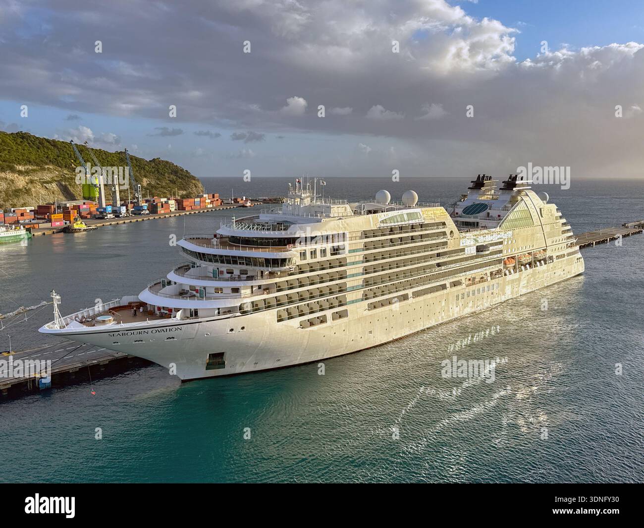 St. Maarten, Niederlande - 17. Januar 2026: Das Luxuskreuzschiff Seabourn Ovation legte im Hafen von Philipsburg auf der Karibikinsel St. Maarten an - Smartphone-aufgenommenes Stockfoto