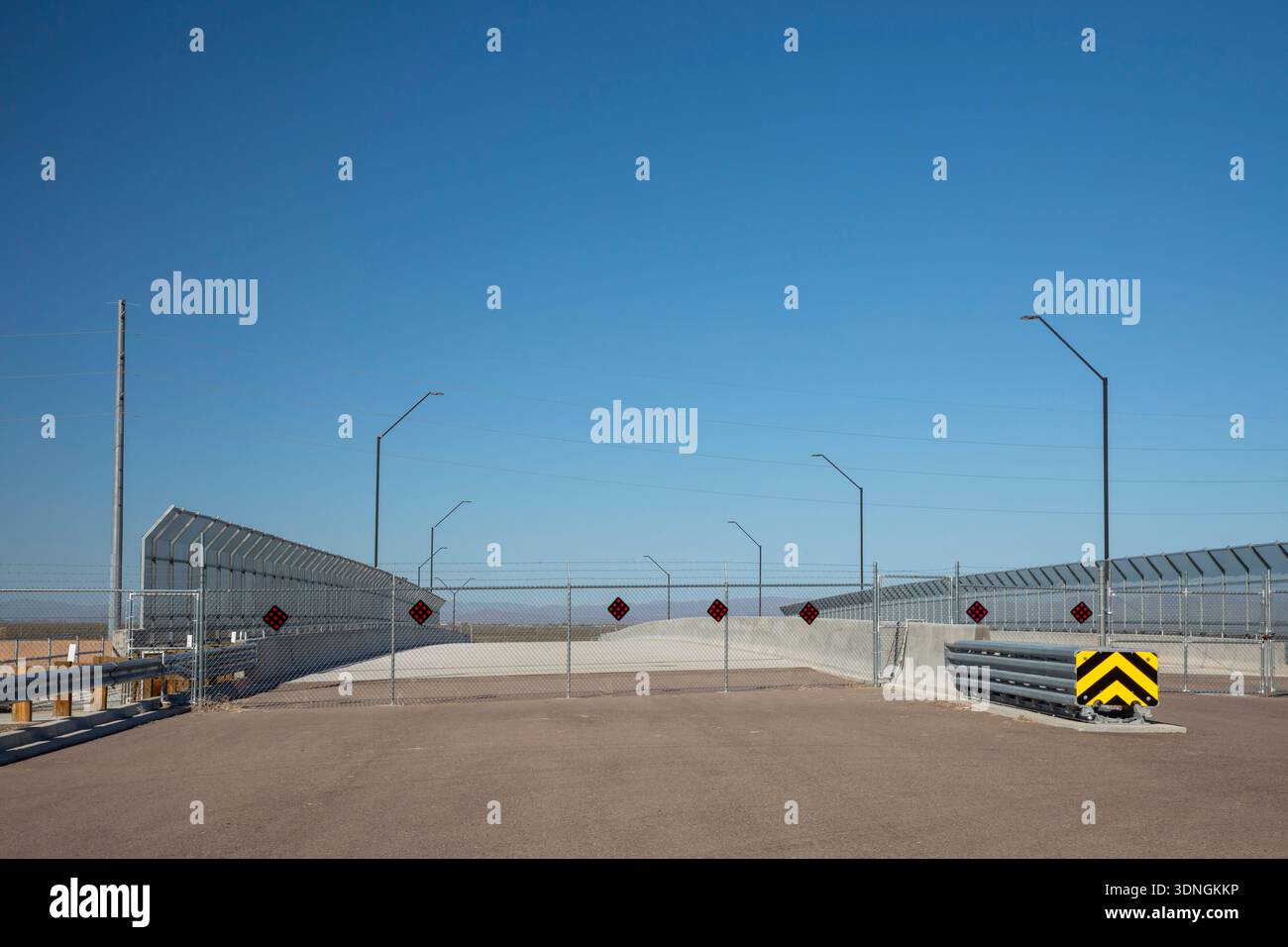Buckeye, Arizona – Eine „Brücke ins Nirgendwo“ erstreckt sich über den Central Arizona Project Canal. Die Brücke wurde gebaut, um an eine geplante Unterteilung anzuschließen, die über eine Unterteilung verfügte Stockfoto