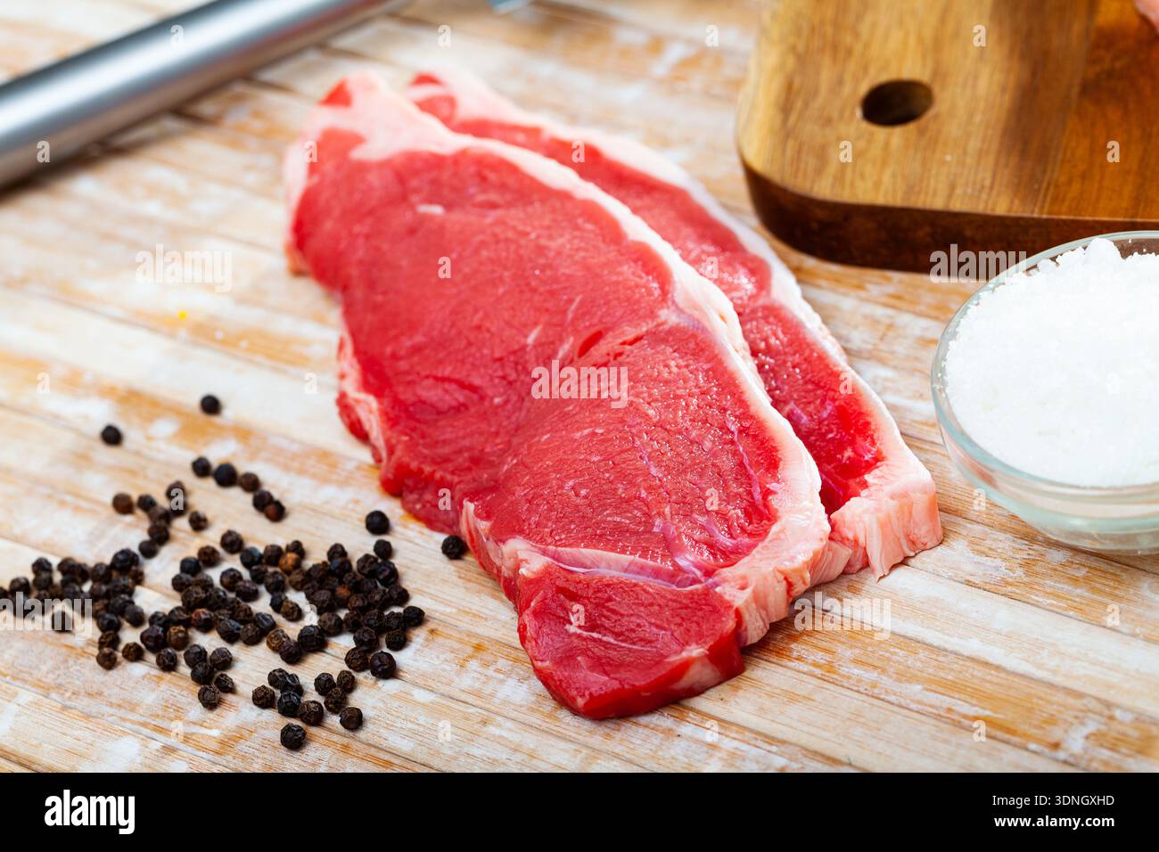 Nahaufnahme von Striploin-Stücken auf dem Holztisch Stockfoto
