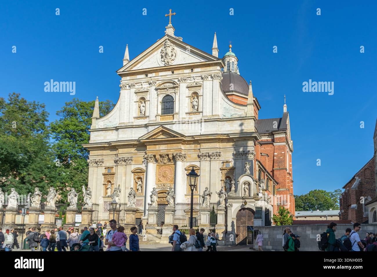 Kirche der Heiligen Peter und Paulus mit Apostelstatuen, Krakau, Polen Stockfoto
