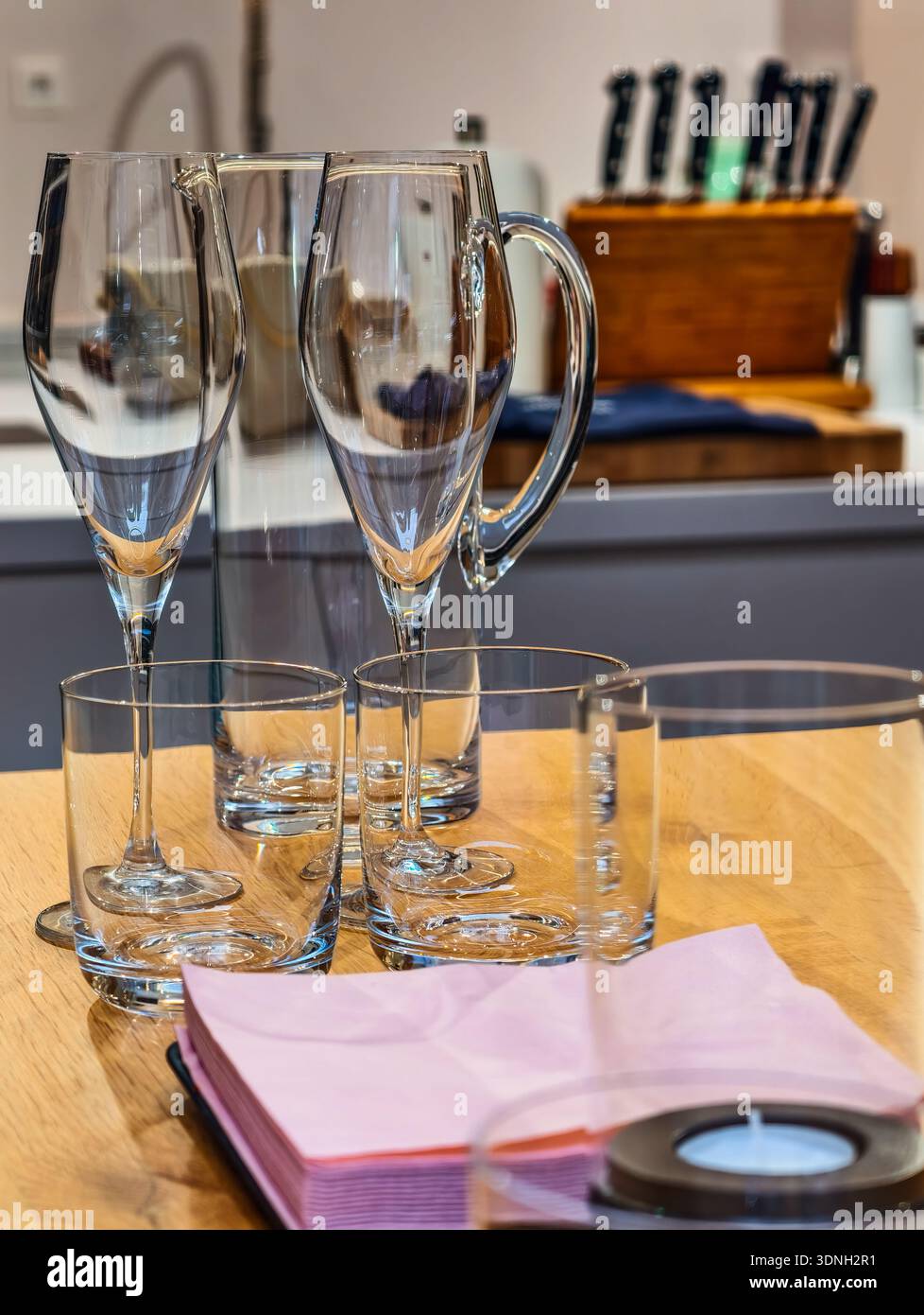 Restaurant Tisch Einstellung Foto Leere Gläser Servietten Holztisch Professionelle Gastfreundschaft Innen Vertikale Tapete Hintergrund. Stockfoto