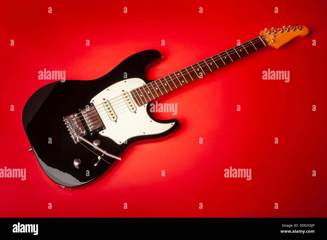 Elektrische Gitarre auf rotem Hintergrund Stockfoto
