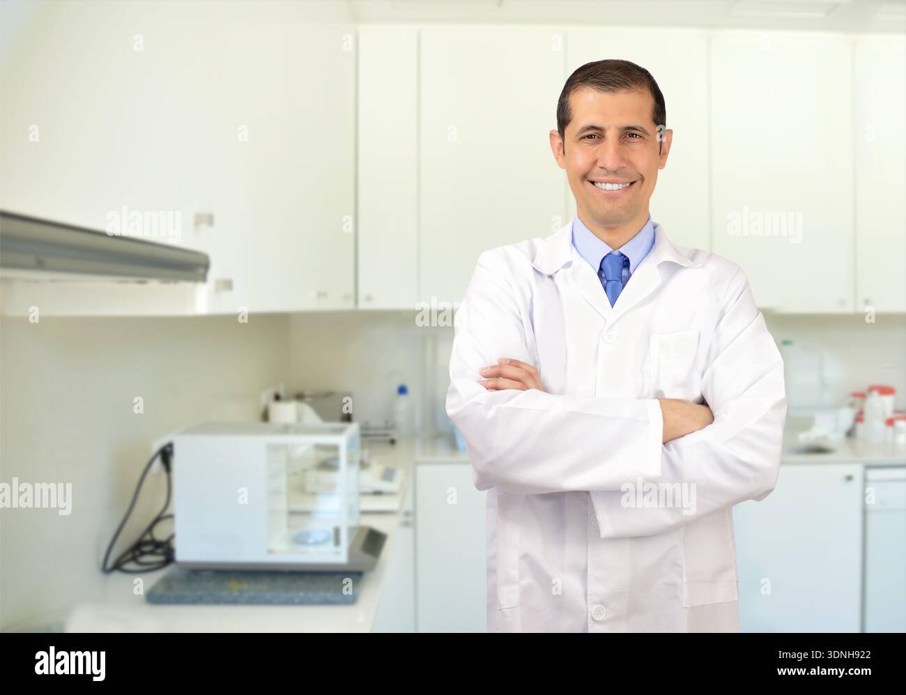 Porträt eines hübschen jungen Wissenschaftlers, der in ihrem Labor arbeitet Stockfoto