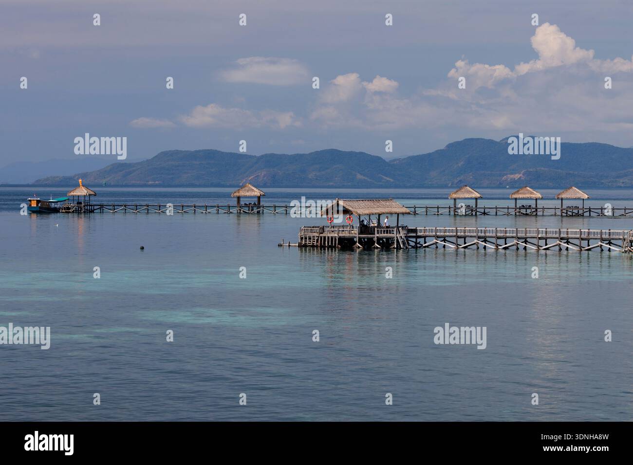 Blick auf die Docks und Tiki-Hütten auf der Insel Seraja Kecil, auch bekannt als Seraya, vor der Küste von Labuan Bajo, Indonesien. Stockfoto