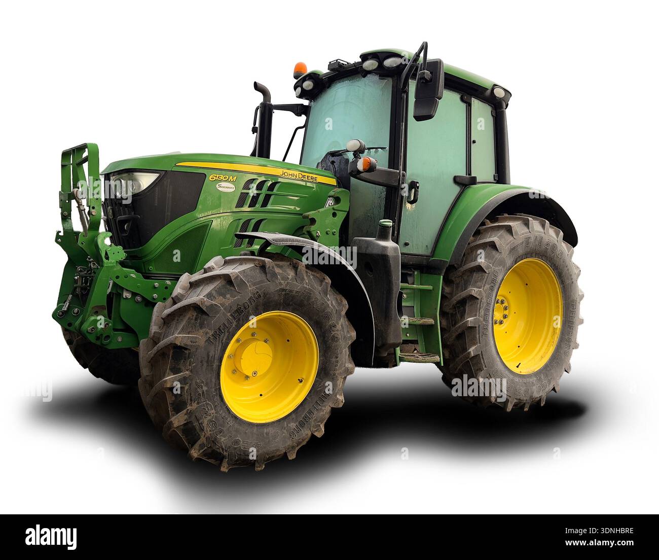 Ein grüner John Deere 6130M-Traktor ist vor einem sauberen weißen Hintergrund mit einem weichen Schatten isoliert Stockfoto