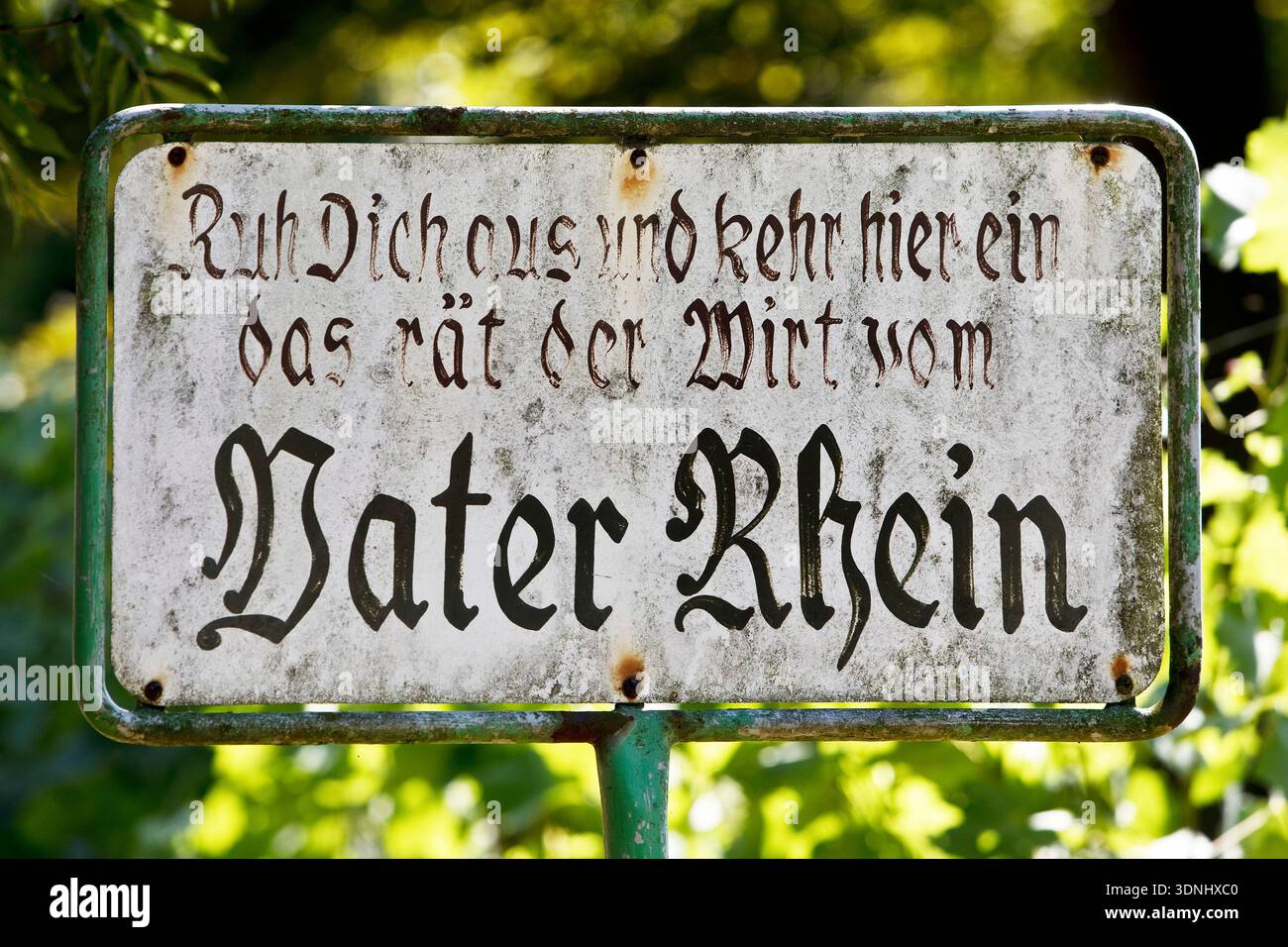 Altes Schild mit dem Reim „Ruh dich aus und kehr hier ein das raet der Wirt vom Vater Rhein, Rast und Halt hier, informiert den Vermieter vom Vater Rhein“ Stockfoto