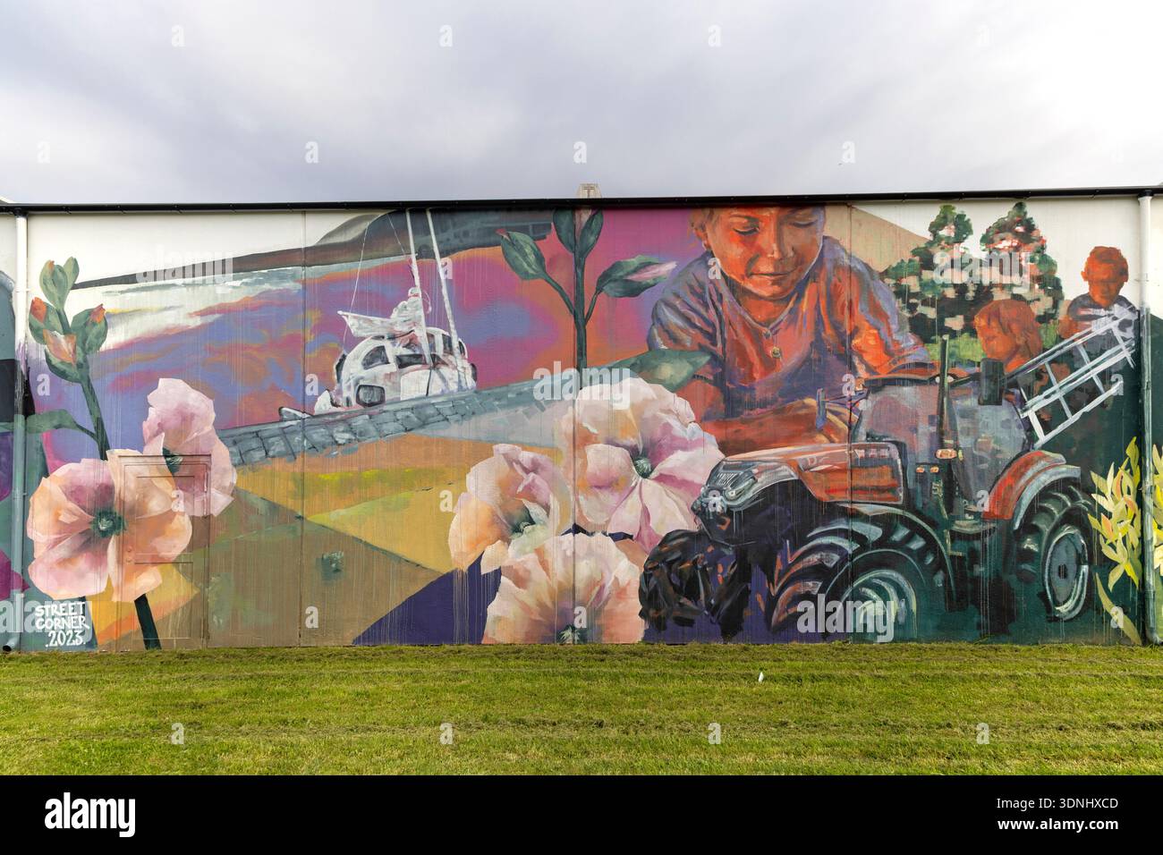 Bild mit landwirtschaftlichen Motiven an einer Hallenwand, Schweden, Oeland, Moerbylanga Stockfoto