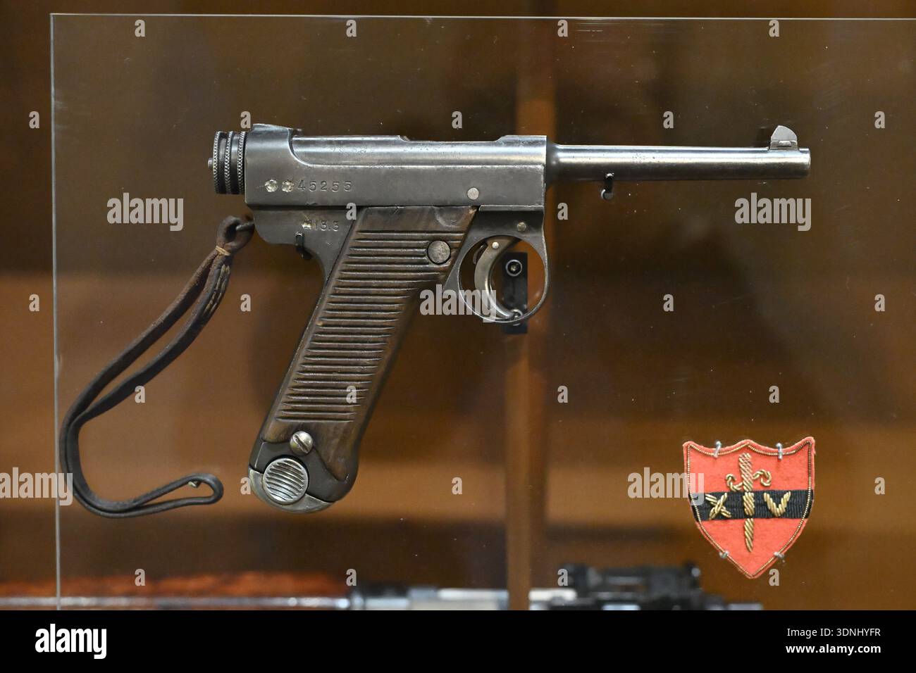 Japanischer Taisho 8, Pistole von Major Michael Clarke, 1944 und Formationsabzeichen der 14. Armee - National Army Museum - London Stockfoto