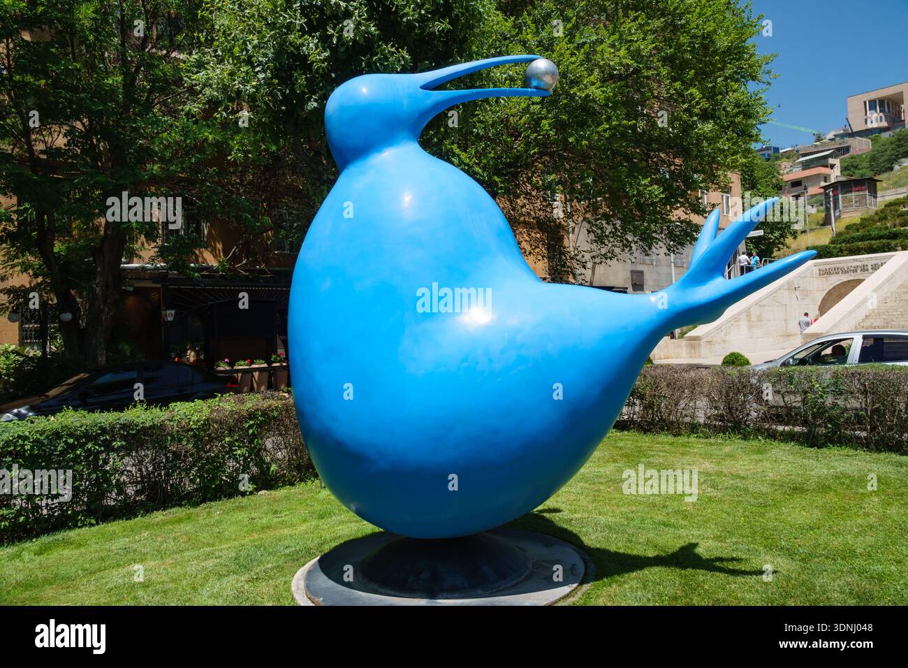 Big Blue Kiwi, Skulptur von Peter Woytuk, befindet sich im Cafesjesian Sculpture Garden in Jerewan, Armenien. Stockfoto