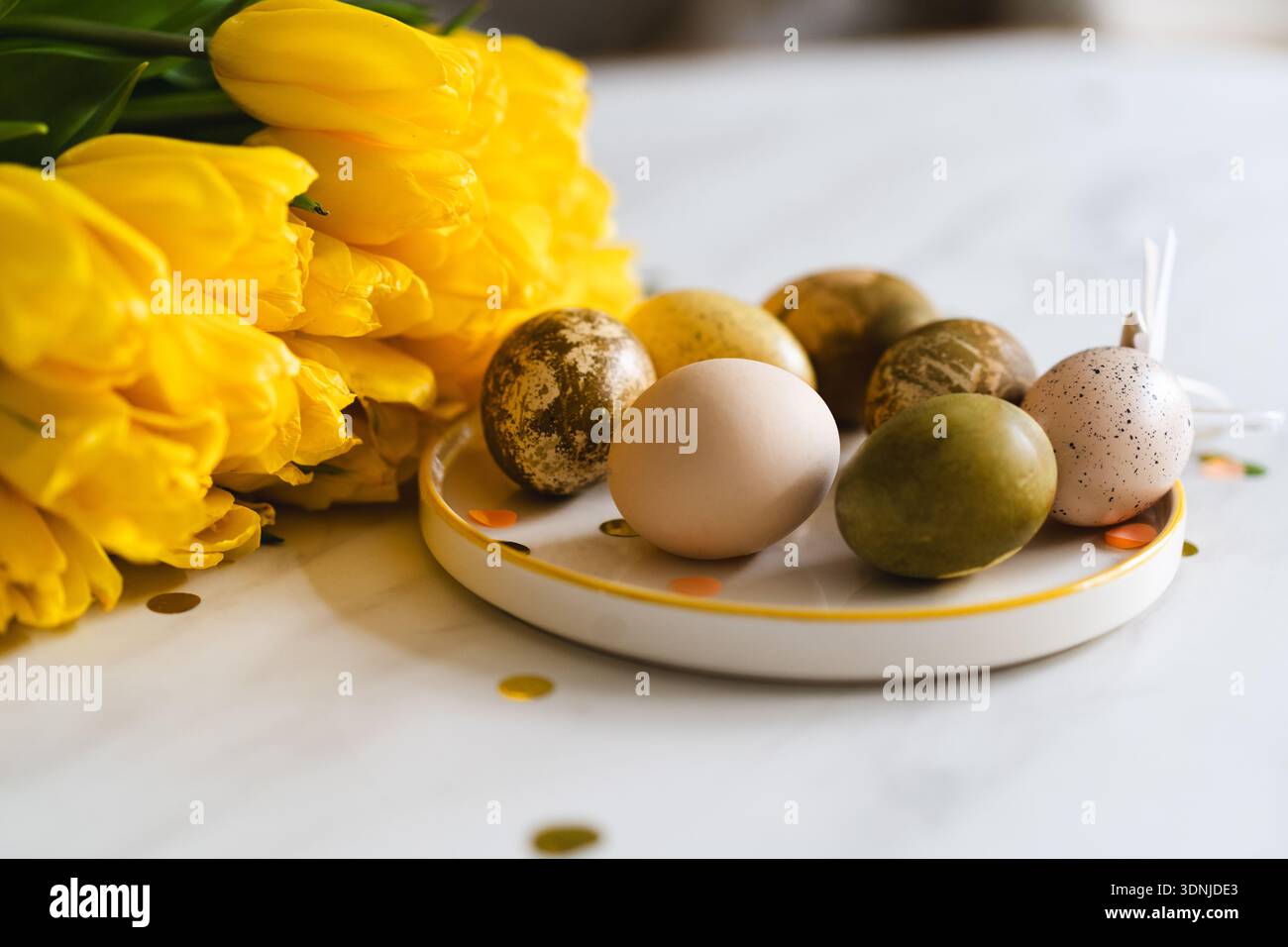 Minimalistische Ostereier in natürlichen Farben. Alles Gute Zum Ostertag Stockfoto