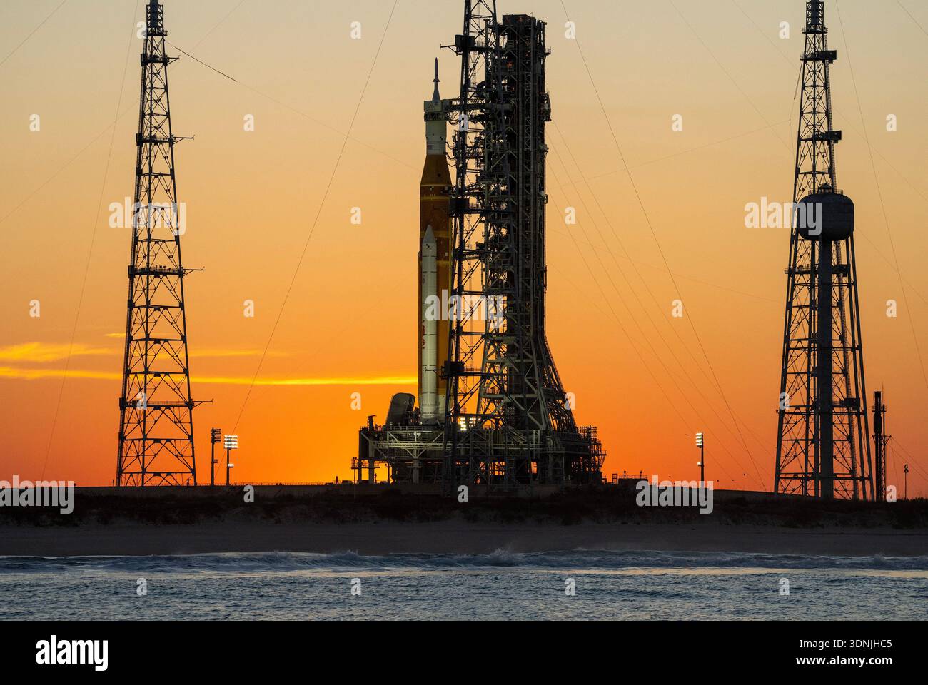 Kennedy Space Center, Usa. Februar 2026. Die NASA Artemis II ruht am Dienstag, den 10. Februar 2026, auf dem Launch Complex 39B bei Sonnenuntergang im Kennedy Space Center, Florida. ARTEMIS II wurde bis März verschoben, da ULA Vulcan sich auf den Start von LC-41 am 12. Februar vorbereitet und NASA Falcon Crew-12 sich auf den Start von LC-40 am 13. Februar in Cape Canaveral, Florida vorbereitet. Foto: Pat Benic/UPI Credit: UPI/Alamy Live News Stockfoto