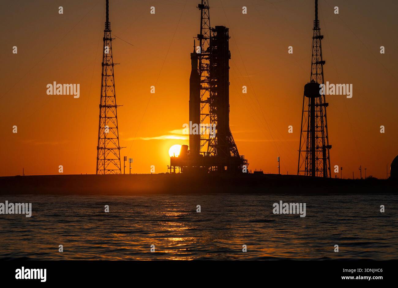 Kennedy Space Center, Usa. Februar 2026. Die NASA Artemis II ruht am Dienstag, den 10. Februar 2026, auf dem Launch Complex 39B bei Sonnenuntergang im Kennedy Space Center, Florida. ARTEMIS II wurde bis März verschoben, da ULA Vulcan sich auf den Start von LC-41 am 12. Februar vorbereitet und NASA Falcon Crew-12 sich auf den Start von LC-40 am 13. Februar in Cape Canaveral, Florida vorbereitet. Foto: Pat Benic/UPI Credit: UPI/Alamy Live News Stockfoto