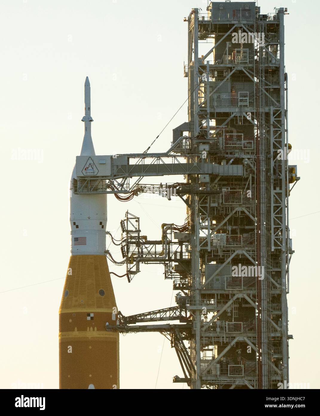 Kennedy Space Center, Usa. Februar 2026. Die NASA Artemis II ruht am Dienstag, den 10. Februar 2026, auf dem Launch Complex 39B in der Nähe des Sonnenuntergangs im Kennedy Space Center, Florida. ARTEMIS II wurde bis März verschoben, da ULA Vulcan sich auf den Start von LC-41 am 12. Februar vorbereitet und NASA Falcon Crew-12 sich auf den Start von LC-40 am 13. Februar in Cape Canaveral, Florida vorbereitet. Foto: Pat Benic/UPI Credit: UPI/Alamy Live News Stockfoto