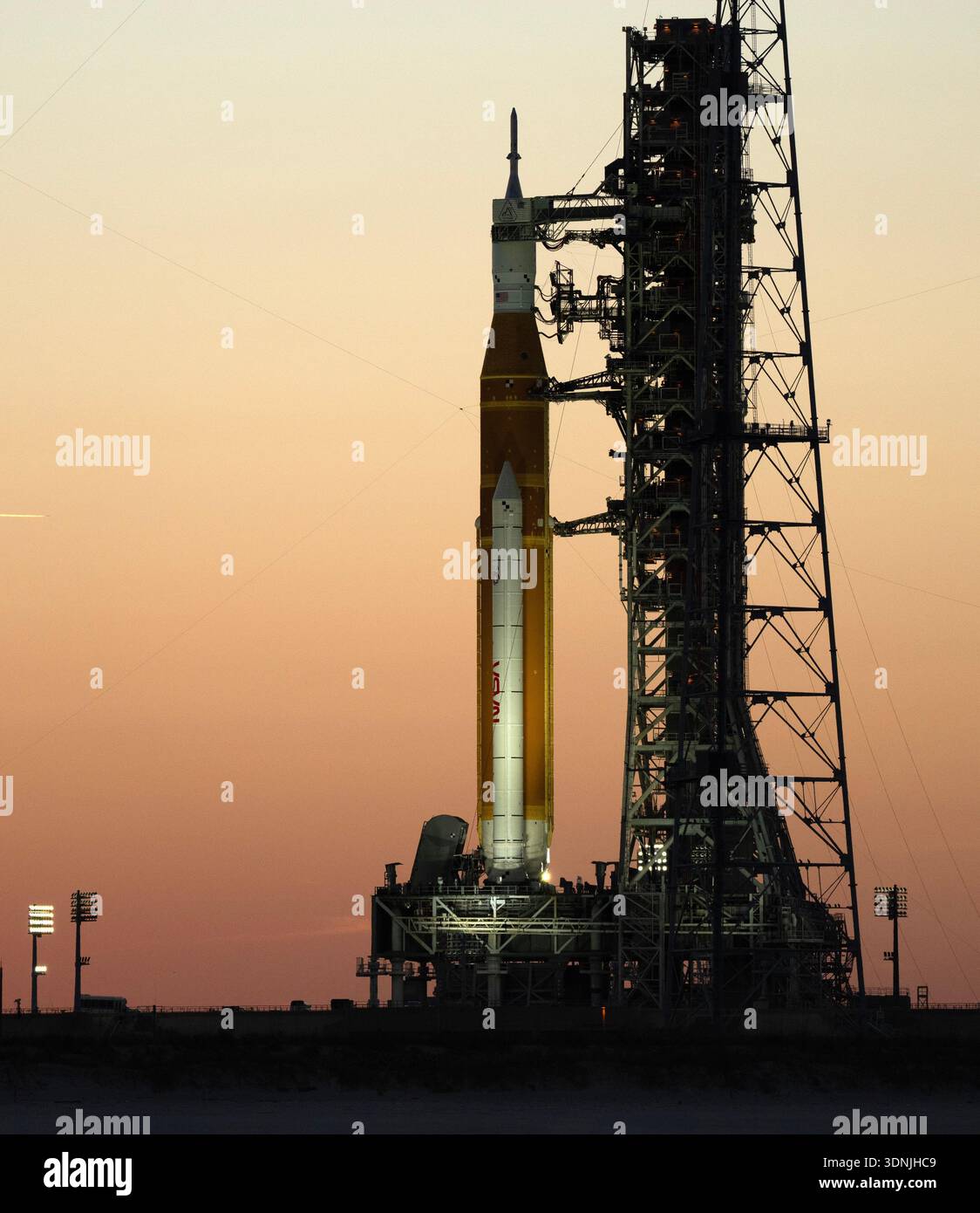 Kennedy Space Center, Usa. Februar 2026. Die NASA Artemis II ruht am Dienstag, den 10. Februar 2026, auf dem Launch Complex 39B bei Sonnenuntergang im Kennedy Space Center, Florida. ARTEMIS II wurde bis März verschoben, da ULA Vulcan sich auf den Start von LC-41 am 12. Februar vorbereitet und NASA Falcon Crew-12 sich auf den Start von LC-40 am 13. Februar in Cape Canaveral, Florida vorbereitet. Foto: Pat Benic/UPI Credit: UPI/Alamy Live News Stockfoto