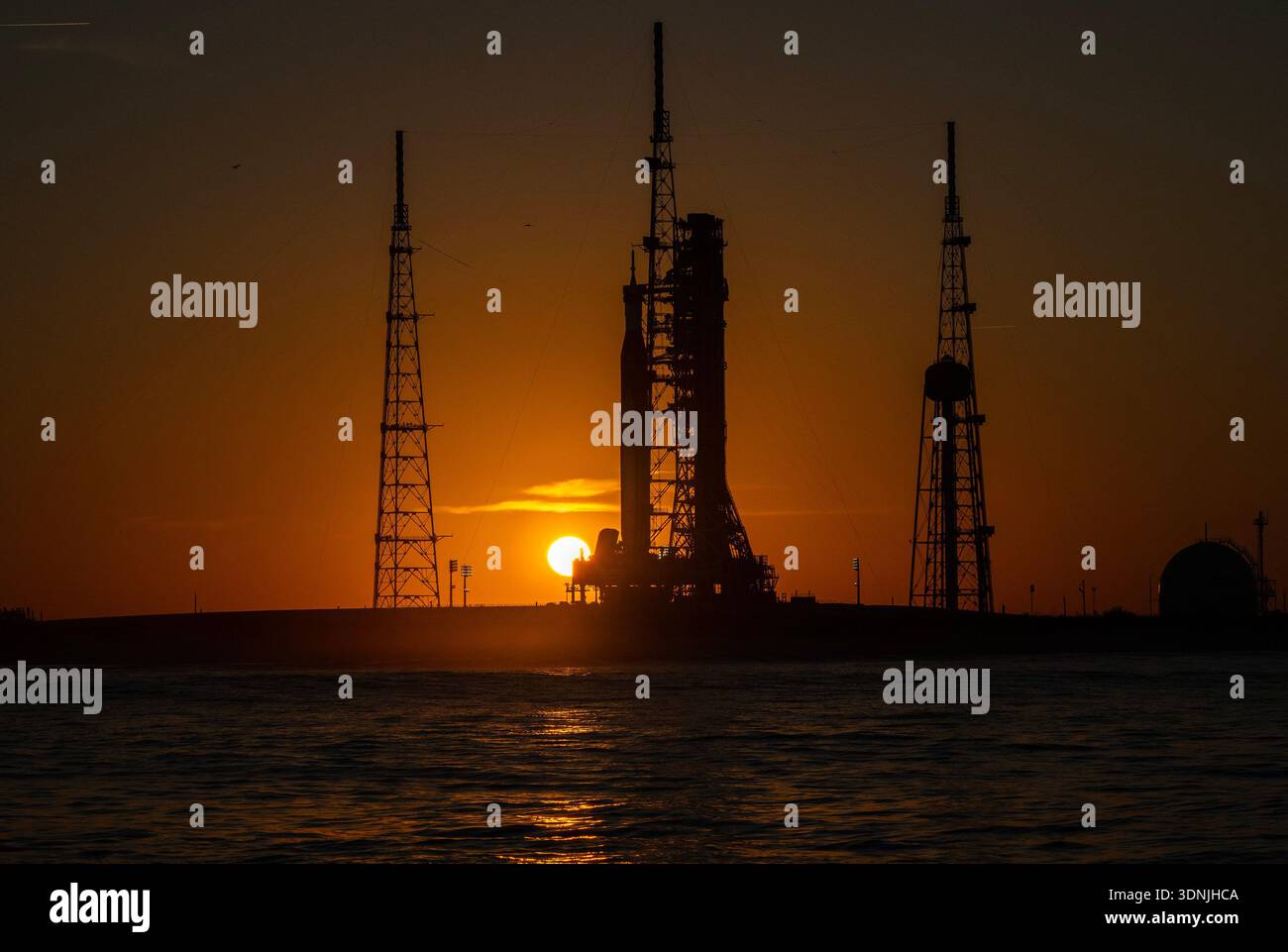 Kennedy Space Center, Usa. Februar 2026. Die NASA Artemis II ruht am Dienstag, den 10. Februar 2026, auf dem Launch Complex 39B bei Sonnenuntergang im Kennedy Space Center, Florida. ARTEMIS II wurde bis März verschoben, da ULA Vulcan sich auf den Start von LC-41 am 12. Februar vorbereitet und NASA Falcon Crew-12 sich auf den Start von LC-40 am 13. Februar in Cape Canaveral, Florida vorbereitet. Foto: Pat Benic/UPI Credit: UPI/Alamy Live News Stockfoto