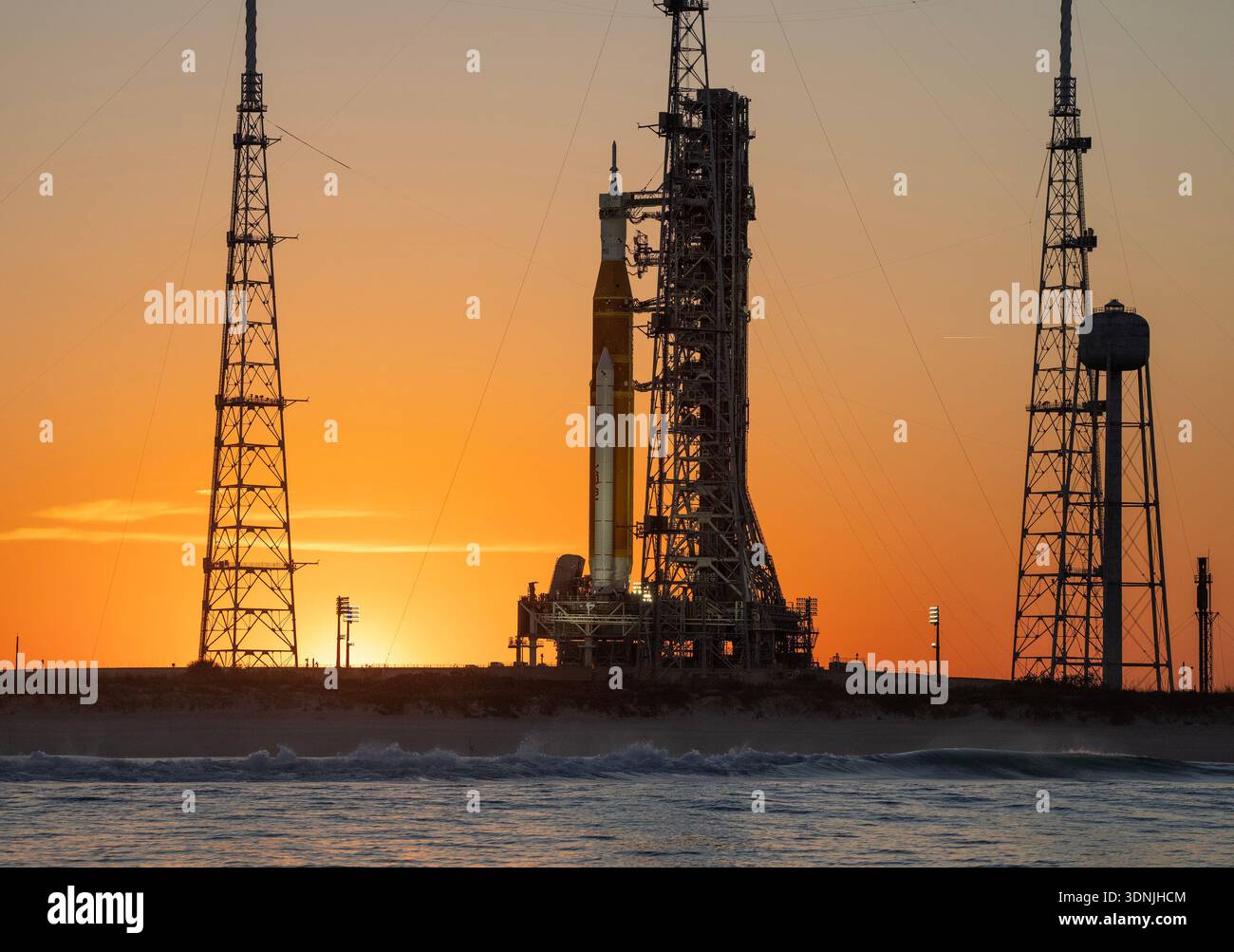 Kennedy Space Center, Usa. Februar 2026. Die NASA Artemis II ruht am Dienstag, den 10. Februar 2026, auf dem Launch Complex 39B bei Sonnenuntergang im Kennedy Space Center, Florida. ARTEMIS II wurde bis März verschoben, da ULA Vulcan sich auf den Start von LC-41 am 12. Februar vorbereitet und NASA Falcon Crew-12 sich auf den Start von LC-40 am 13. Februar in Cape Canaveral, Florida vorbereitet. Foto: Pat Benic/UPI Credit: UPI/Alamy Live News Stockfoto