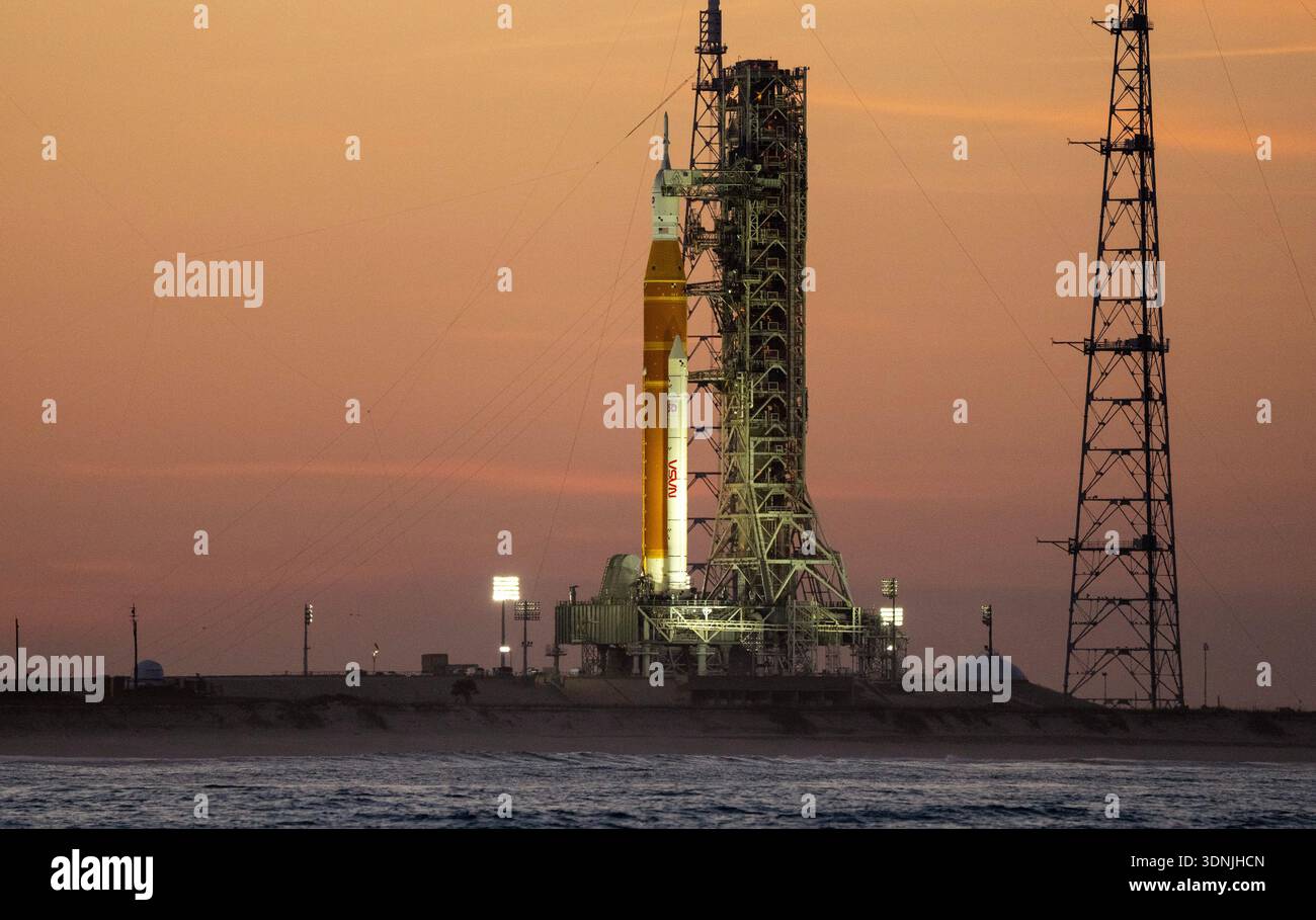 Kennedy Space Center, Usa. Februar 2026. Die NASA Artemis II ruht am Dienstag, den 10. Februar 2026, auf dem Launch Complex 39B bei Sonnenuntergang im Kennedy Space Center, Florida. ARTEMIS II wurde bis März verschoben, da ULA Vulcan sich auf den Start von LC-41 am 12. Februar vorbereitet und NASA Falcon Crew-12 sich auf den Start von LC-40 am 13. Februar in Cape Canaveral, Florida vorbereitet. Foto: Pat Benic/UPI Credit: UPI/Alamy Live News Stockfoto