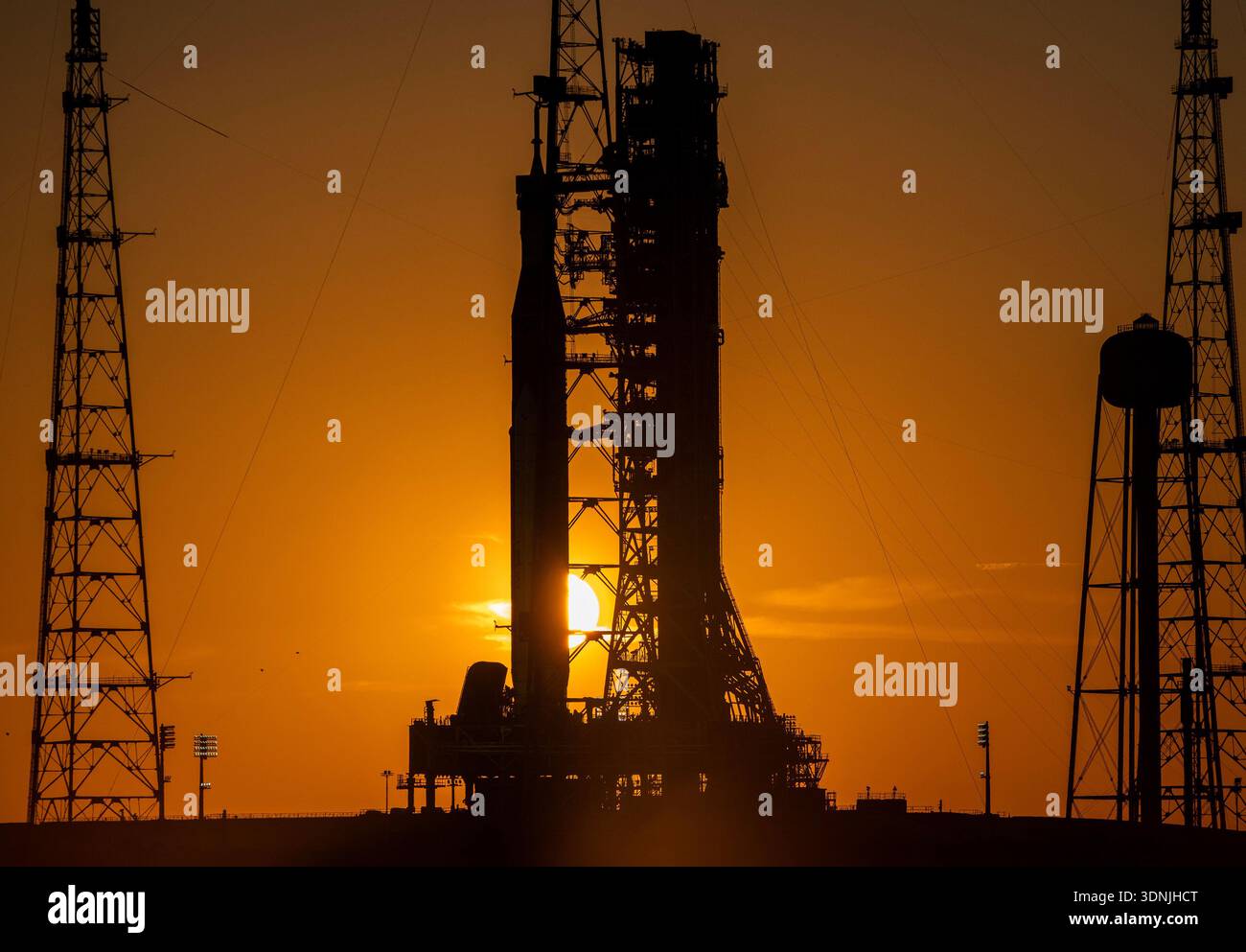 Kennedy Space Center, Usa. Februar 2026. Die NASA Artemis II ruht am Dienstag, den 10. Februar 2026, auf dem Launch Complex 39B bei Sonnenuntergang im Kennedy Space Center, Florida. ARTEMIS II wurde bis März verschoben, da ULA Vulcan sich auf den Start von LC-41 am 12. Februar vorbereitet und NASA Falcon Crew-12 sich auf den Start von LC-40 am 13. Februar in Cape Canaveral, Florida vorbereitet. Foto: Pat Benic/UPI Credit: UPI/Alamy Live News Stockfoto