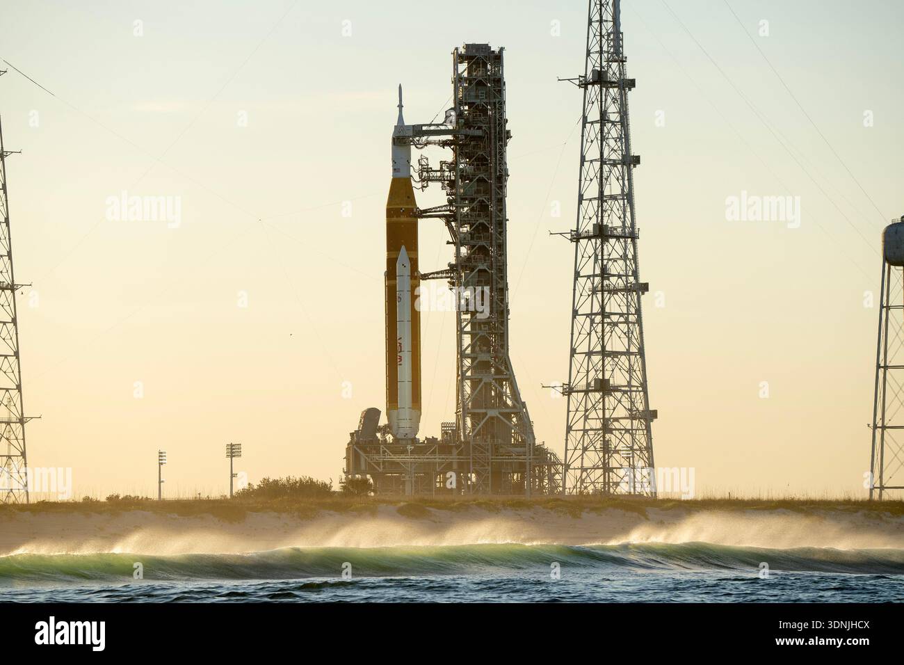 Kennedy Space Center, Usa. Februar 2026. Die NASA Artemis II ruht am Dienstag, den 10. Februar 2026, auf dem Launch Complex 39B bei Sonnenuntergang im Kennedy Space Center, Florida. ARTEMIS II wurde bis März verschoben, da ULA Vulcan sich auf den Start von LC-41 am 12. Februar vorbereitet und NASA Falcon Crew-12 sich auf den Start von LC-40 am 13. Februar in Cape Canaveral, Florida vorbereitet. Foto: Pat Benic/UPI Credit: UPI/Alamy Live News Stockfoto