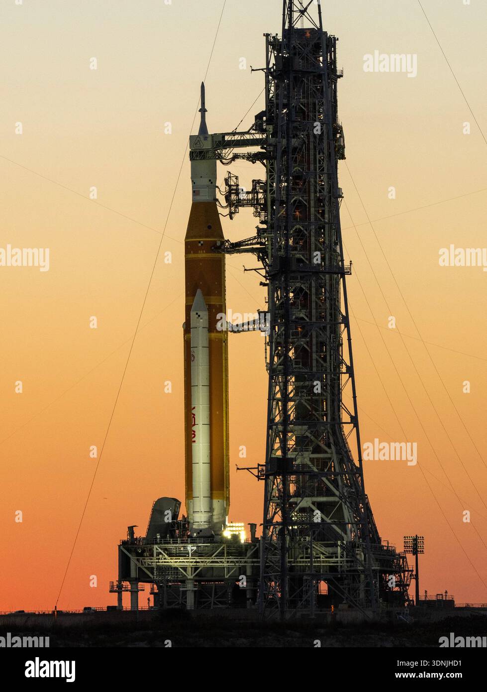 Kennedy Space Center, Usa. Februar 2026. Die NASA Artemis II ruht am Dienstag, den 10. Februar 2026, auf dem Launch Complex 39B bei Sonnenuntergang im Kennedy Space Center, Florida. ARTEMIS II wurde bis März verschoben, da ULA Vulcan sich auf den Start von LC-41 am 12. Februar vorbereitet und NASA Falcon Crew-12 sich auf den Start von LC-40 am 13. Februar in Cape Canaveral, Florida vorbereitet. Foto: Pat Benic/UPI Credit: UPI/Alamy Live News Stockfoto