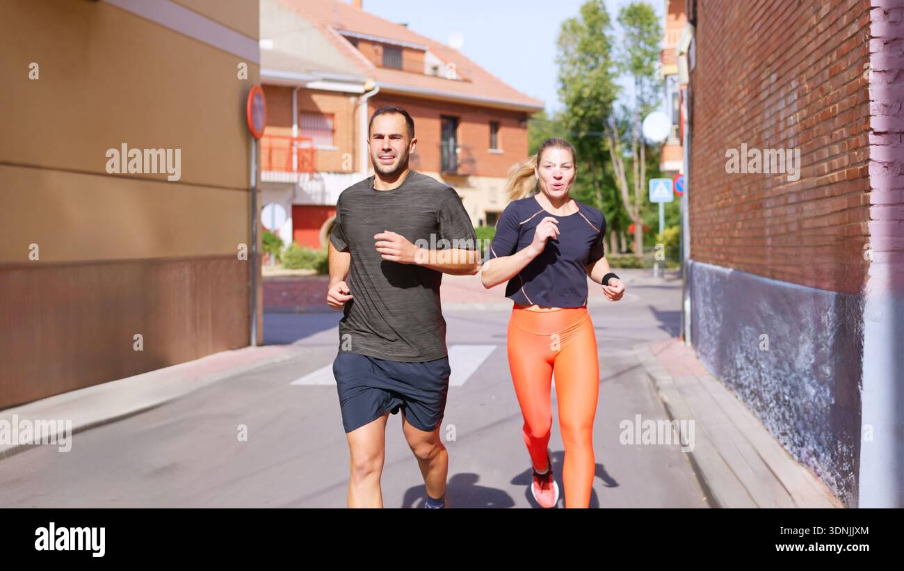 Ein paar Athleten laufen auf der Straße Stockfoto