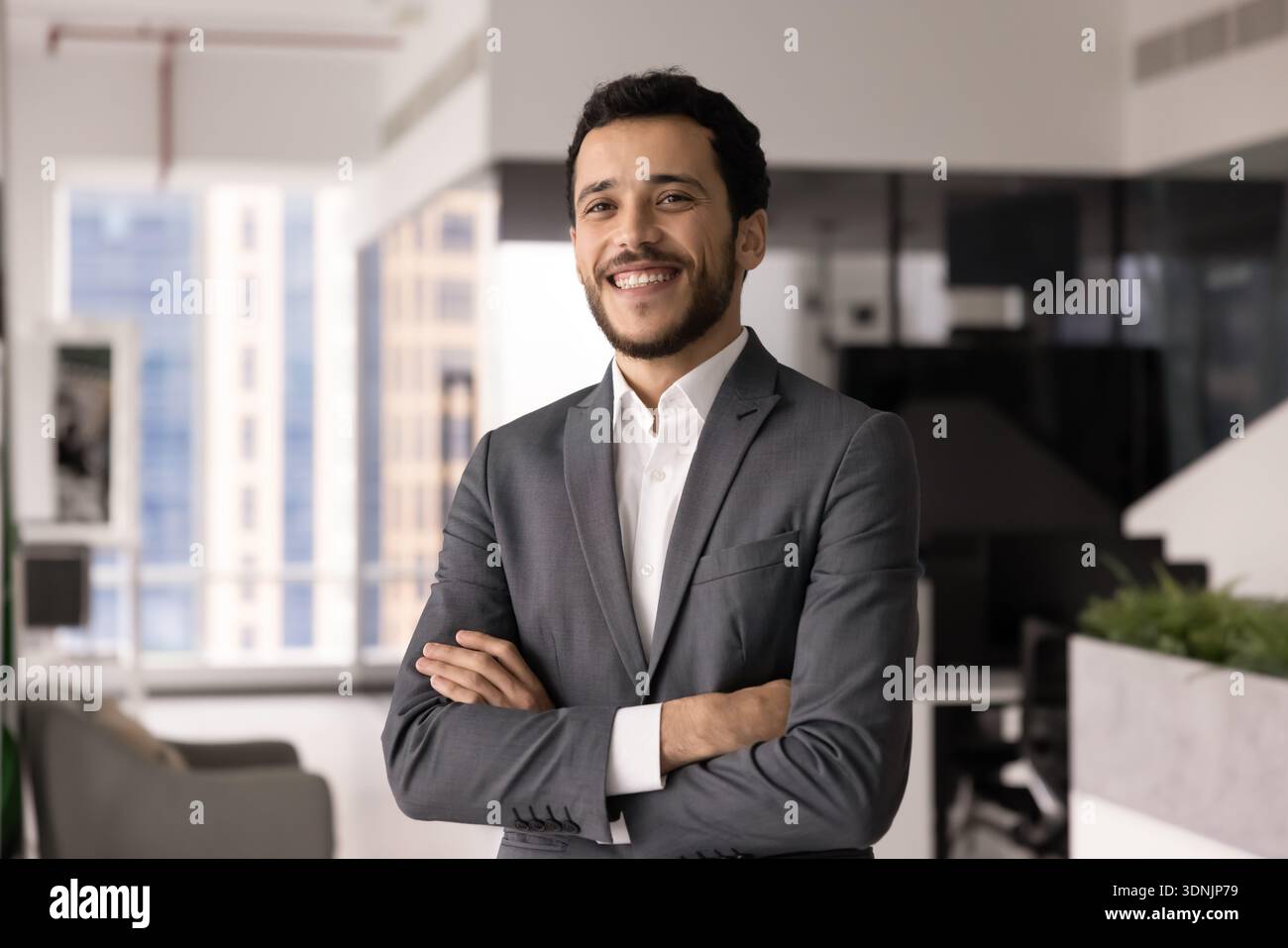 Büroporträt eines jungen arabischen Geschäftsmannes im Anzug Stockfoto