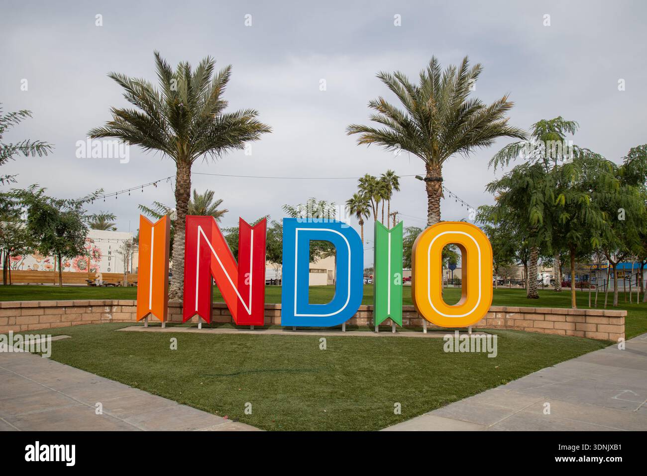INDIO, KALIFORNIEN, USA - 10. Februar 2026: Ein künstlerisches Schild begrüßt Besucher des wiederbelebten Herzens der Innenstadt von Indio Stockfoto
