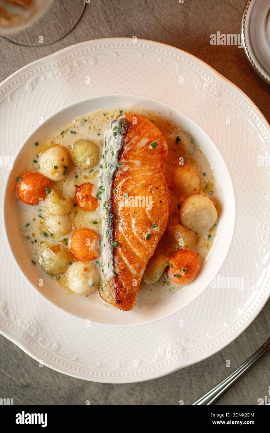 Lachsfilet mit Beurre Blanc-Sauce Stockfoto