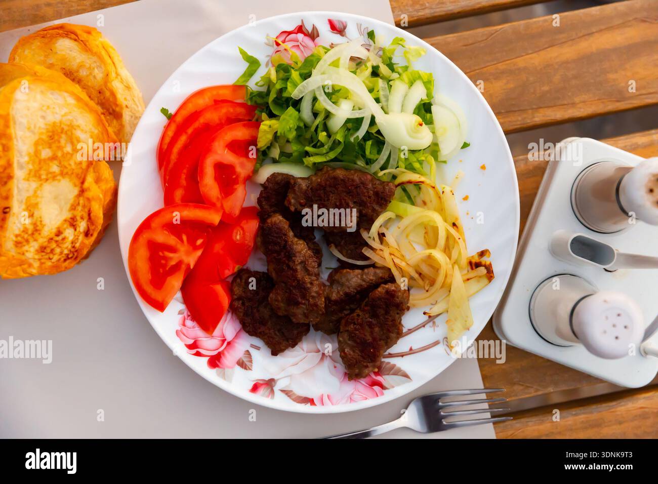 Türkische Kofte, gegrillte Kalbfleischbällchen mit Gemüse und Brot Stockfoto