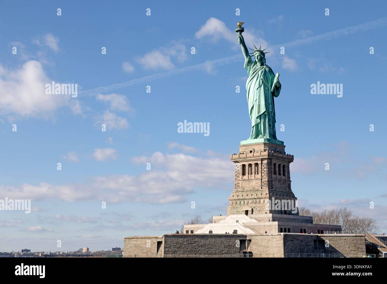 Die Freiheitsstatue im Hafen von New York City, New York. Stockfoto