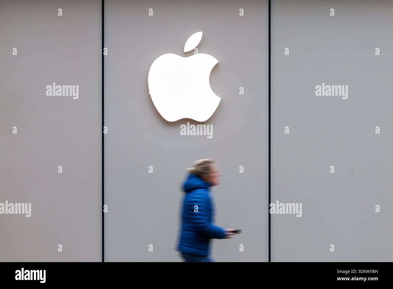 Der Apple Shop im Stadtzentrum von Belfast in Nordirland, Großbritannien. Das Geschäft hat kürzlich Standorte in größere Räumlichkeiten verlegt. Stockfoto