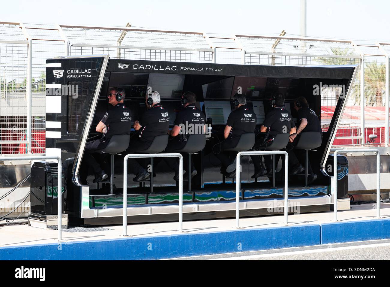 Cadillac F1 Team Pitwall während der Formel 1 Aramco-Vorsaisontests ...
