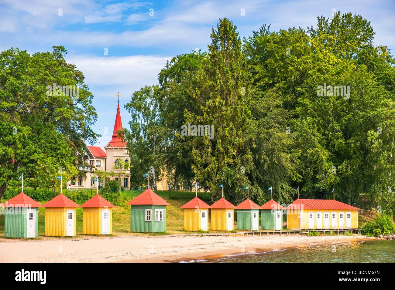 Farbenfrohe Strandhütten in der Stadt Hjo in Schweden Stockfoto