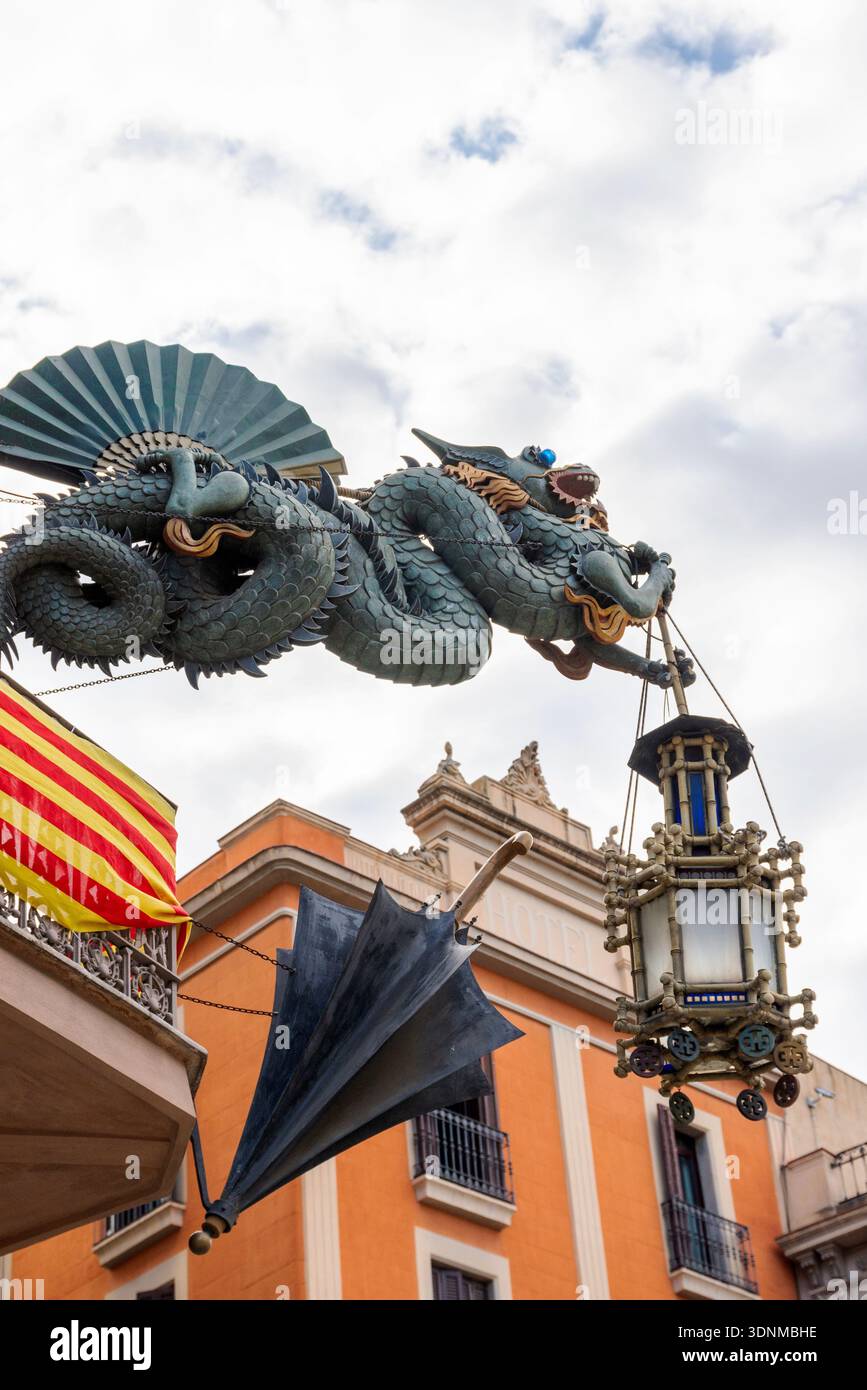 Hoch dekorativer chinesischer Drache, Regenschirm, Fächer und Laterne vor dem Bruno Cuadros Gebäude, Designer Josep Vilaseca auf La Rambla, Barcelona Stockfoto