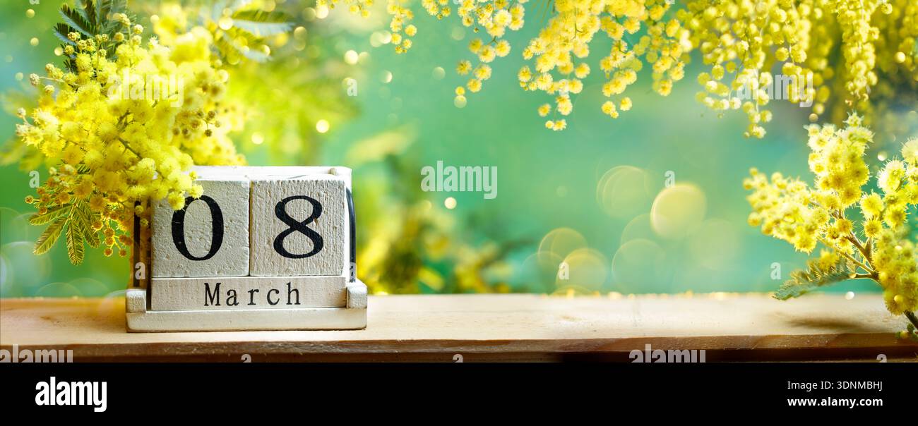 Mimosa für den Frauentag abstrakter Hintergrund und Kalender - 8. März Stockfoto