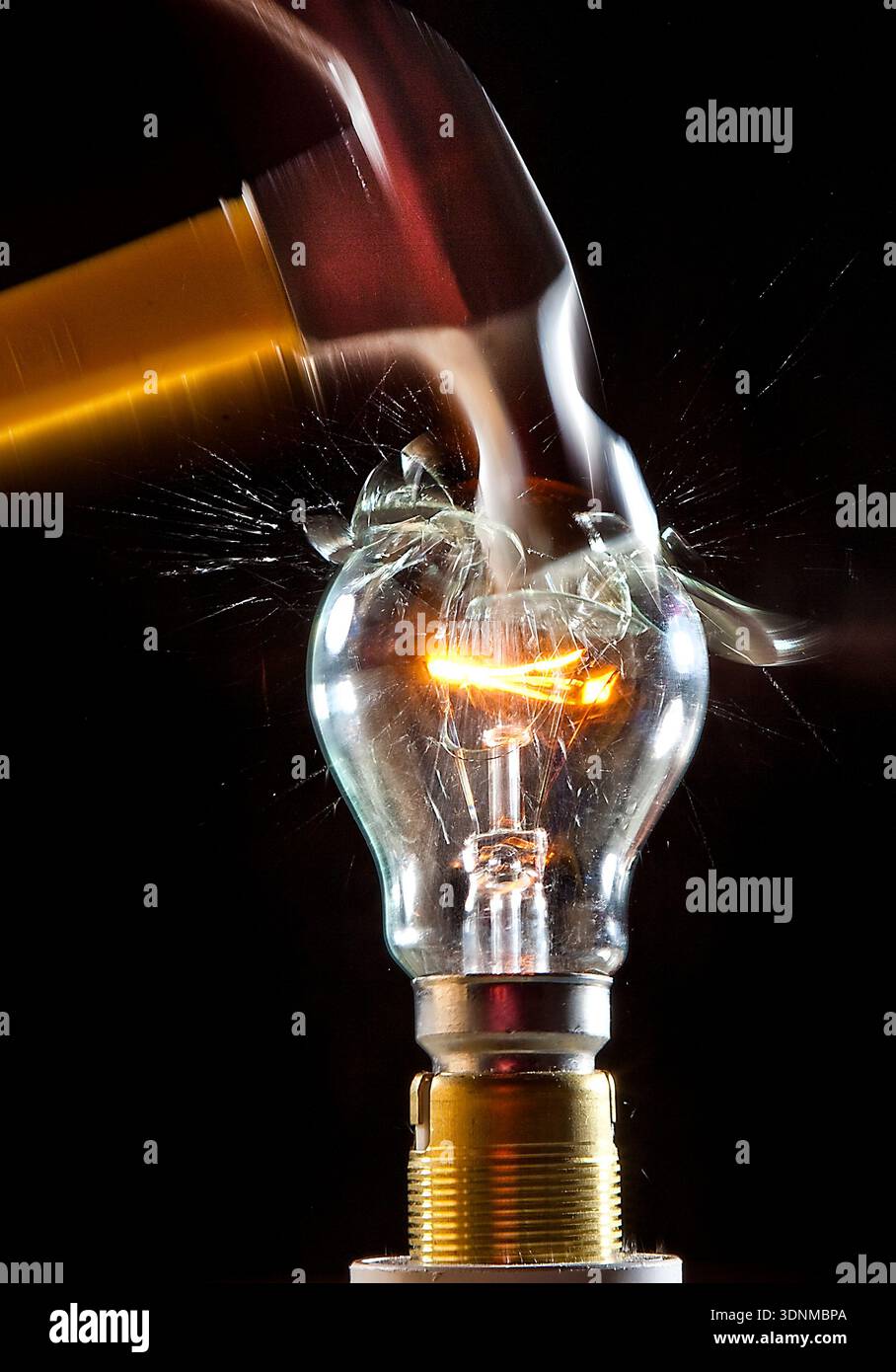 HAMMER TÖTET ALTE WOLFRAM-GLÜHLAMPEN – SYMBOLISIERT DEN NIEDERGANG ALTER TECHNOLOGIE UND IST MIT NEUER TECHNOLOGIE VERBUNDEN. Stockfoto