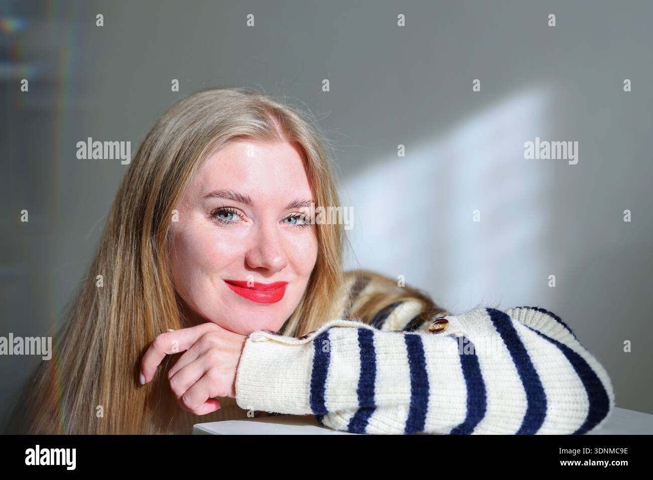 Nahaufnahme Porträt einer entspannten Frau mit gestreiftem Pullover, Kopierraum Stockfoto