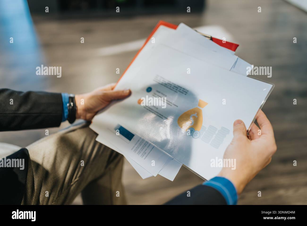 Geschäftsleute prüfen Finanzinformationen und Dokumente während einer Planungssitzung in einem modernen Büro Stockfoto