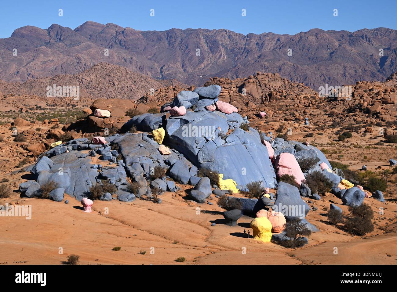 In der Nähe der Stadt Tafraoute malte der belgische Künstler Mitte der 80er Jahre Felsen hauptsächlich in Blau, aber auch in Rosa und Gelb. Stockfoto