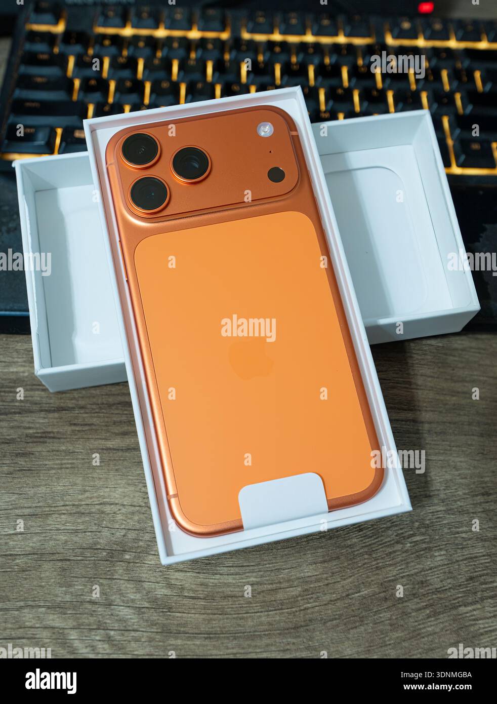 Das iPhone 17 Pro Max in Cosmic Orange ist neu und in der Verpackung, die das schlanke neue Design, die Farbe und die neue Kamerakonfiguration des neuesten Modells veranschaulicht Stockfoto
