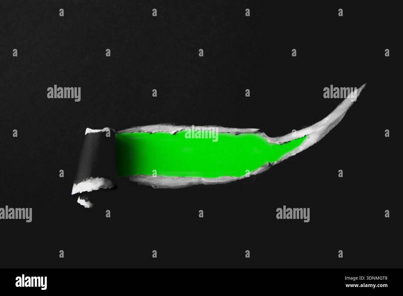Grüne und schwarze Farbstriche mit Pinselstrichen auf schwarzem Hintergrund Stockfoto